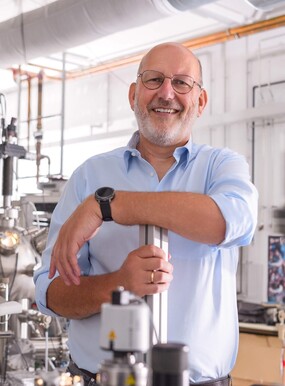 Prof. Ralph Claessen, Sprecher des Exzellenzclusters ct.qmat in Würzburg.